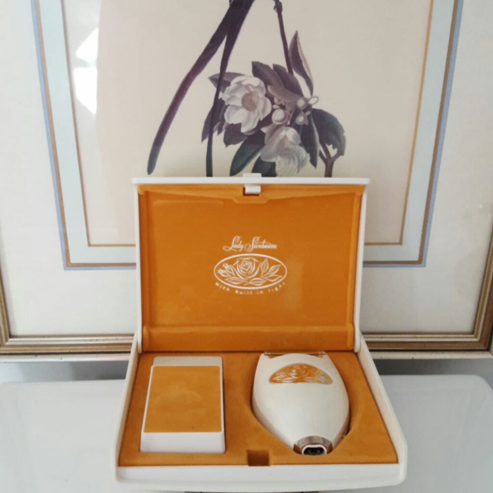 Vintage Lady Sunbeam Electric Razor in Original Case